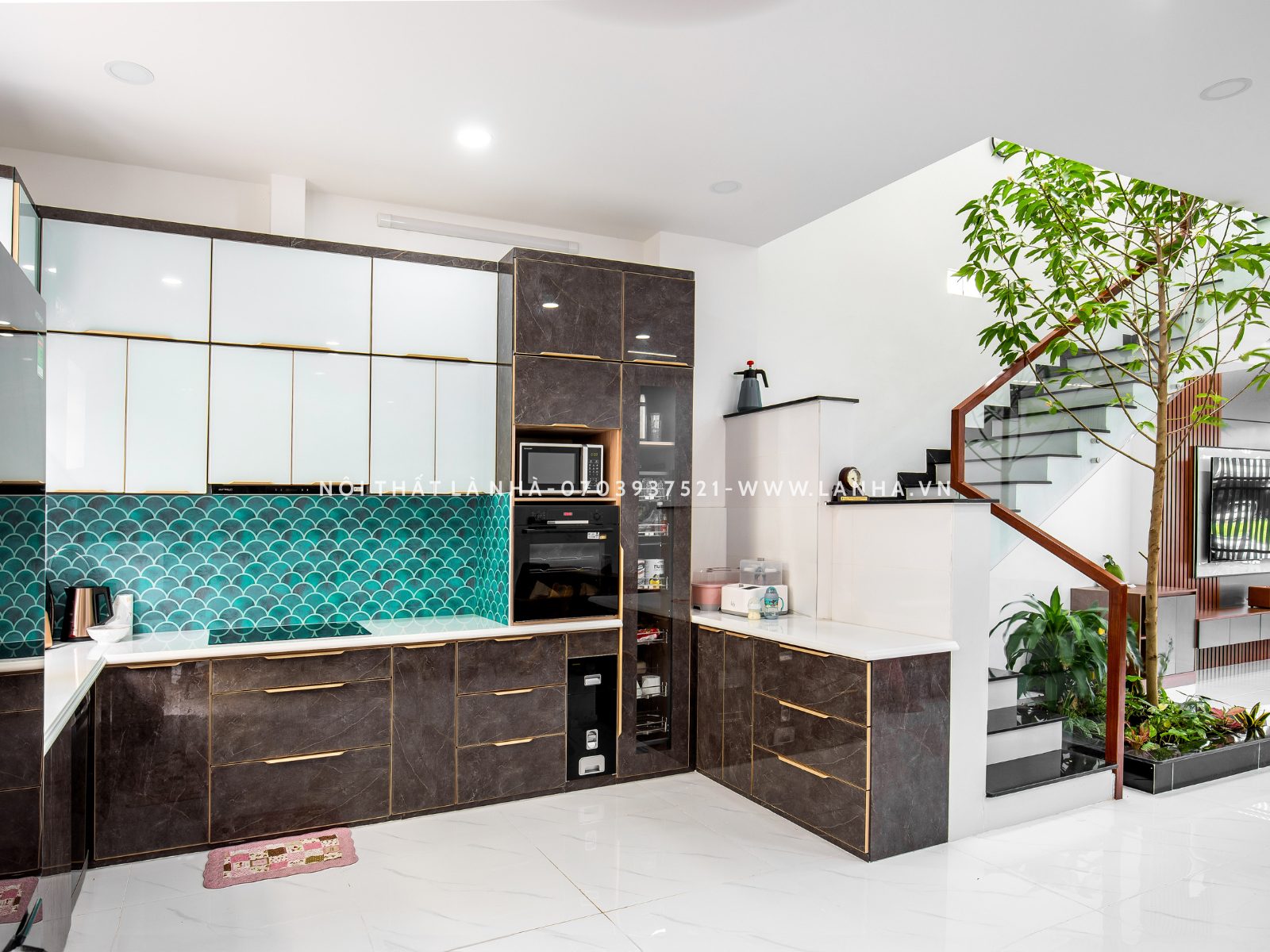 Khu vực bếp m.okking39 hiện đại của Nhà phố Bình Tân