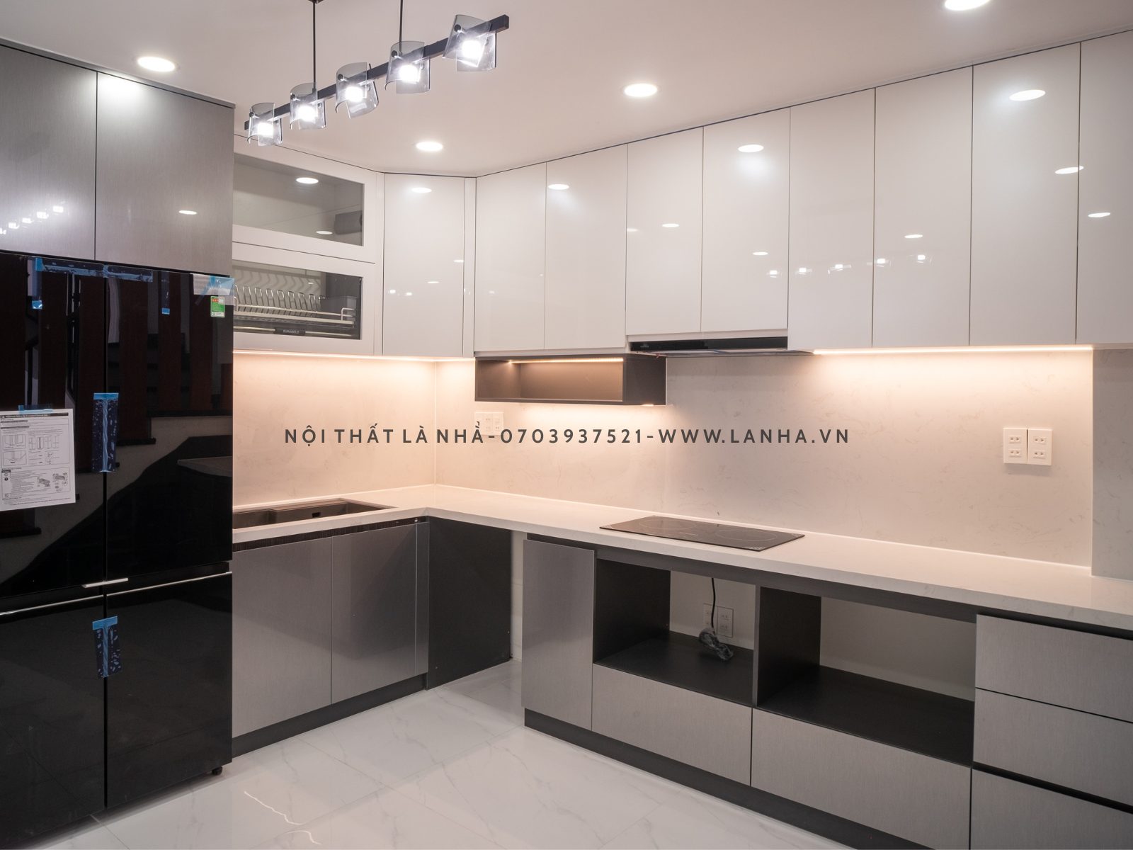 Tủ bếp hình chữ L m.okking39 hiện đại cho Nhà phố Tân Bình
