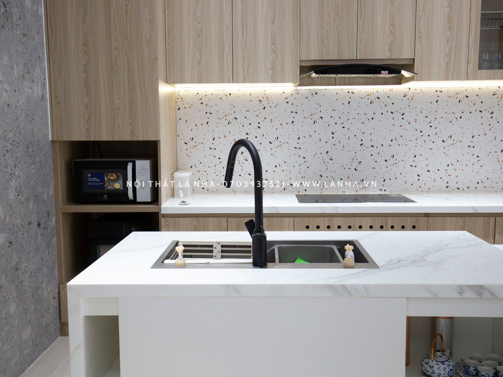 Thiết kế nội thất phòng bêp với màu sắc trung tính