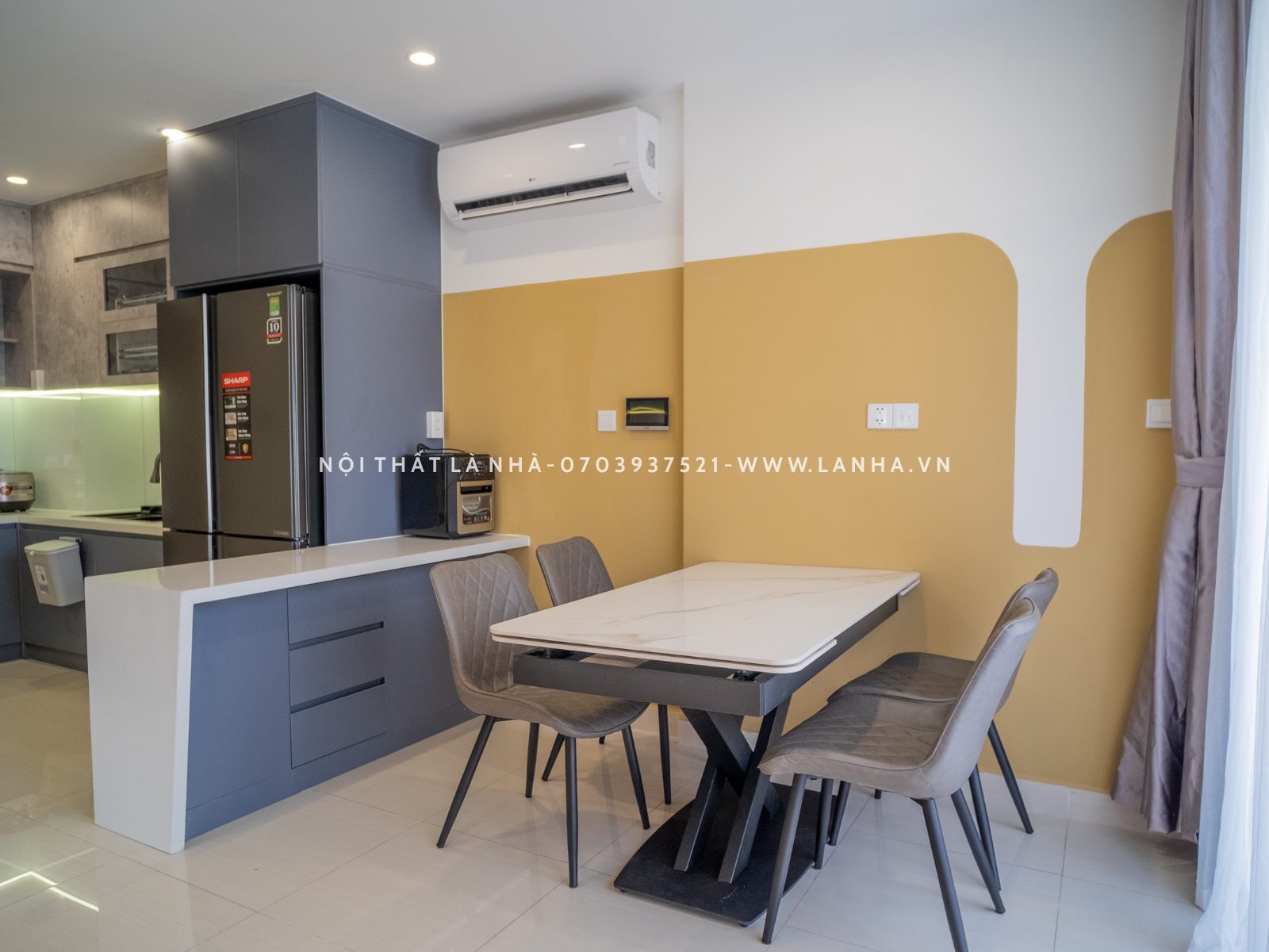 Phòng bếp tạo điểm nhấn bằng các mảng Block Color màu vàng ấn tượng
