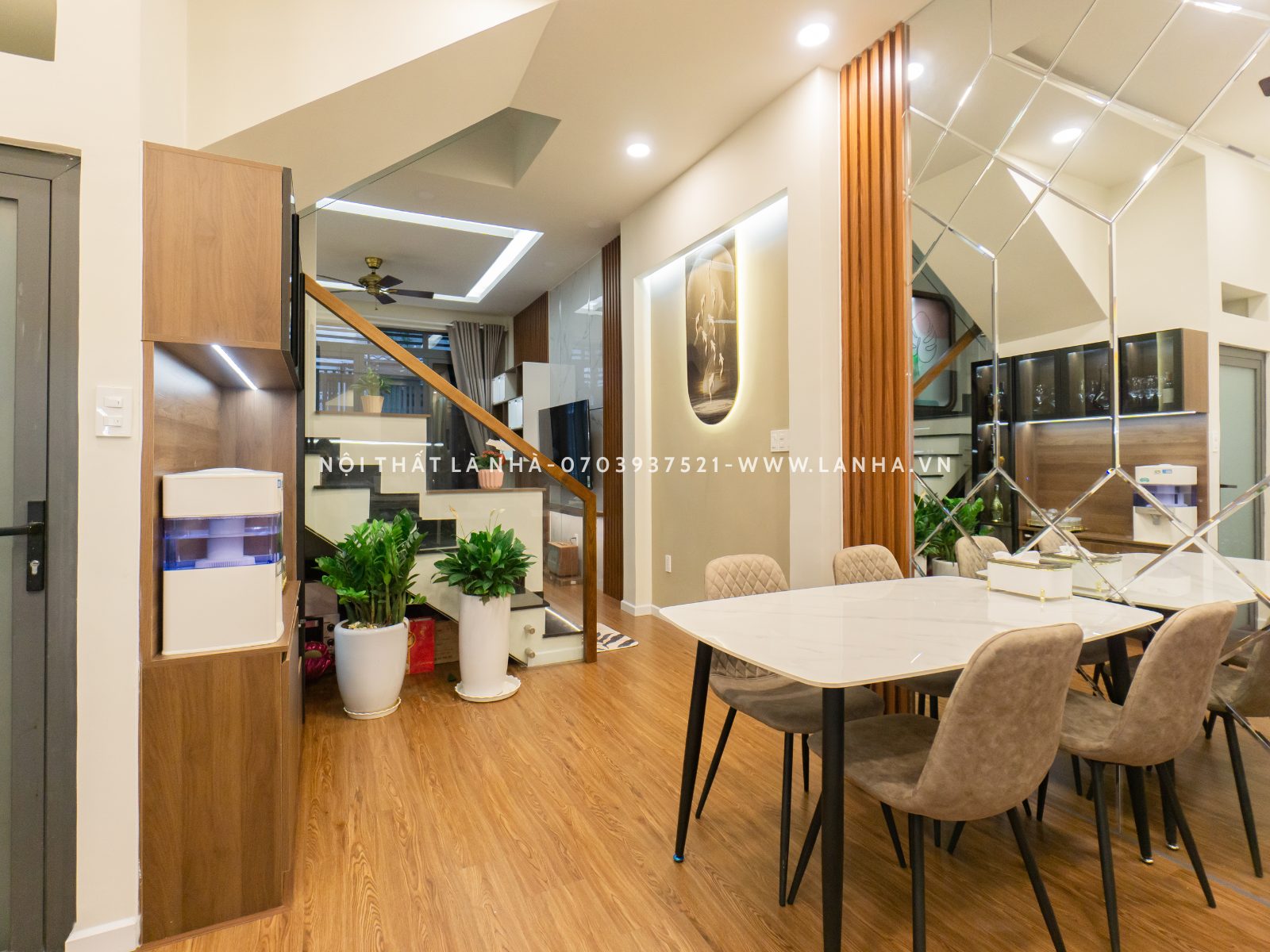 Nhà bếp sang gỗ đèn vàng ấm cúng, gần gũi