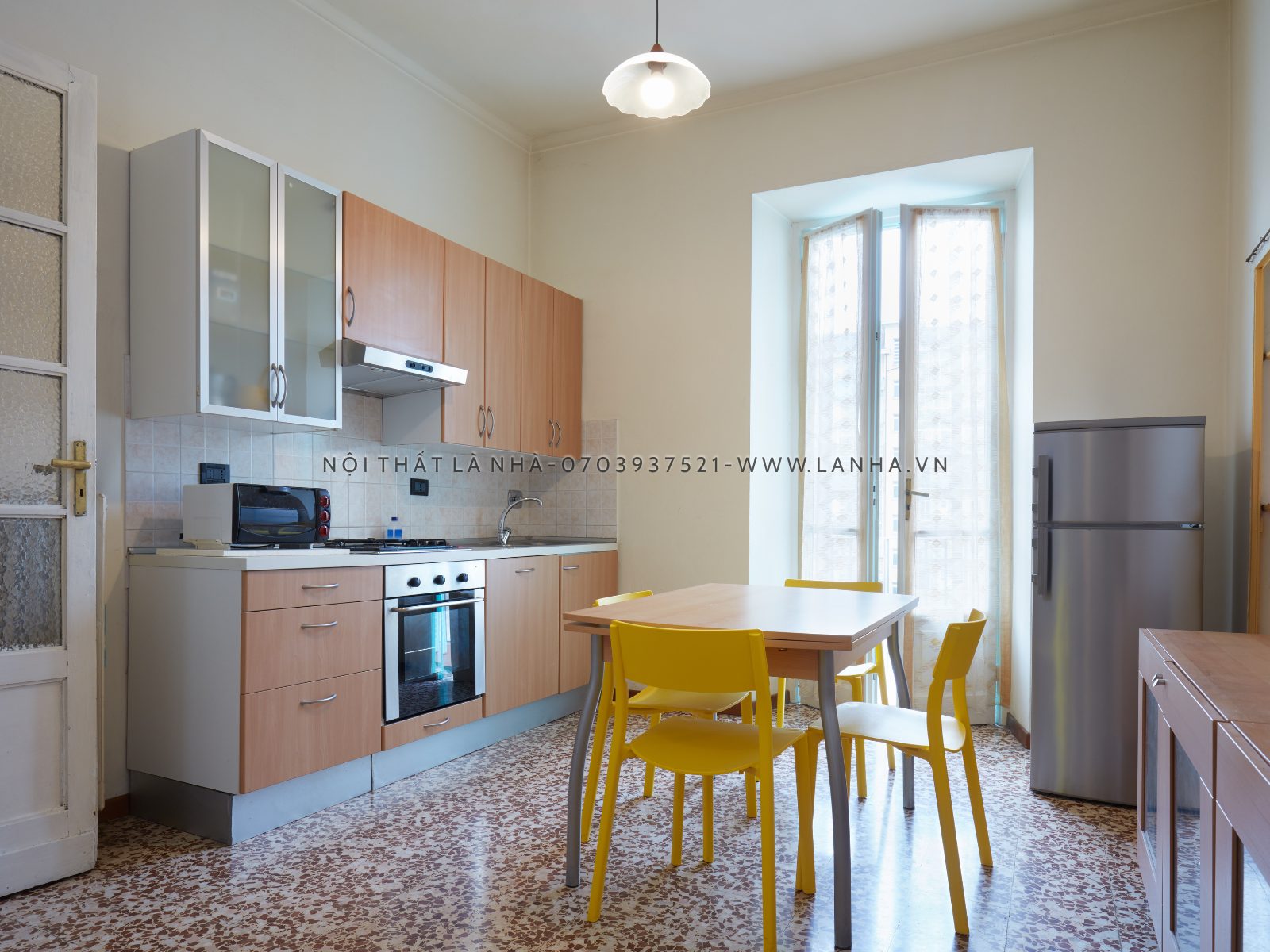 Nhà bếp nhỏ đẹp 6m2 đơn giản, hiện đại, tiện nghi của căn hộ m.okking