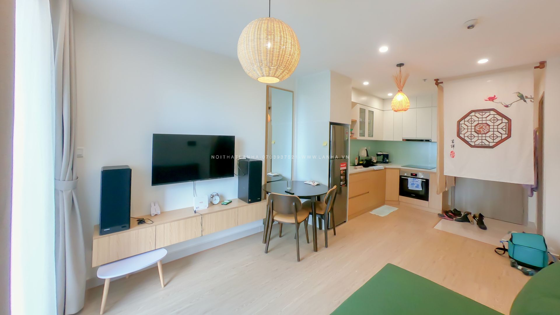 Phong cách Japandi trang nhã với đèn treo và trang trí tường