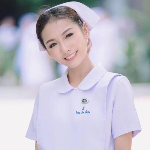 Bàn ghế gỗ đơn giản tạo sự ấm cúng cho okking.con