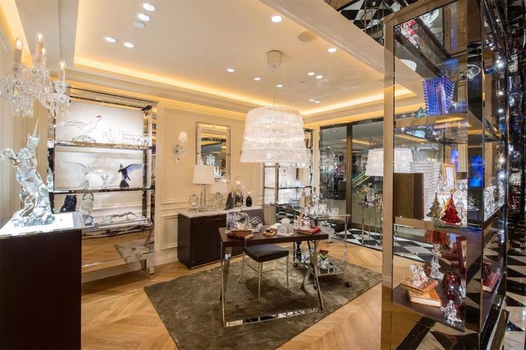 okking.con được bày trí sáng tạo và đơn giản với giường, sofa và bàn trang điểm