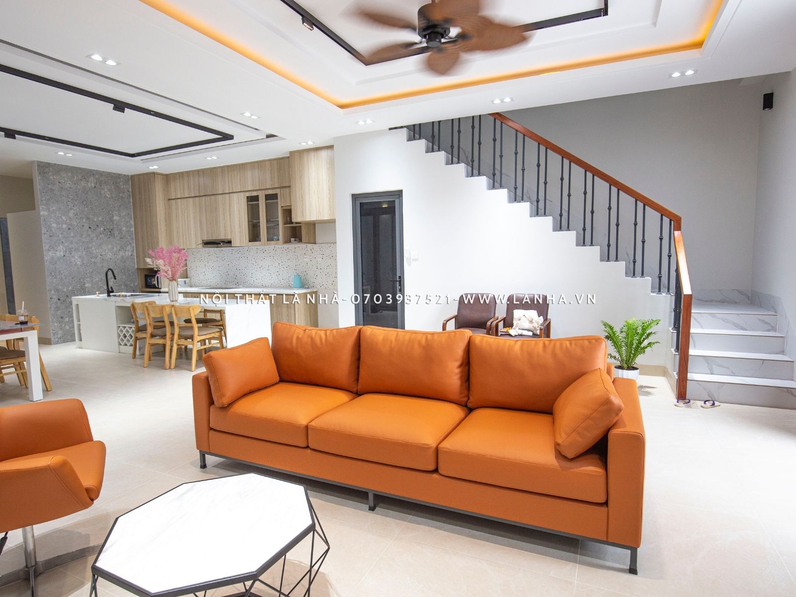 Phòng khách liền bếp nhà ống có cầu thang