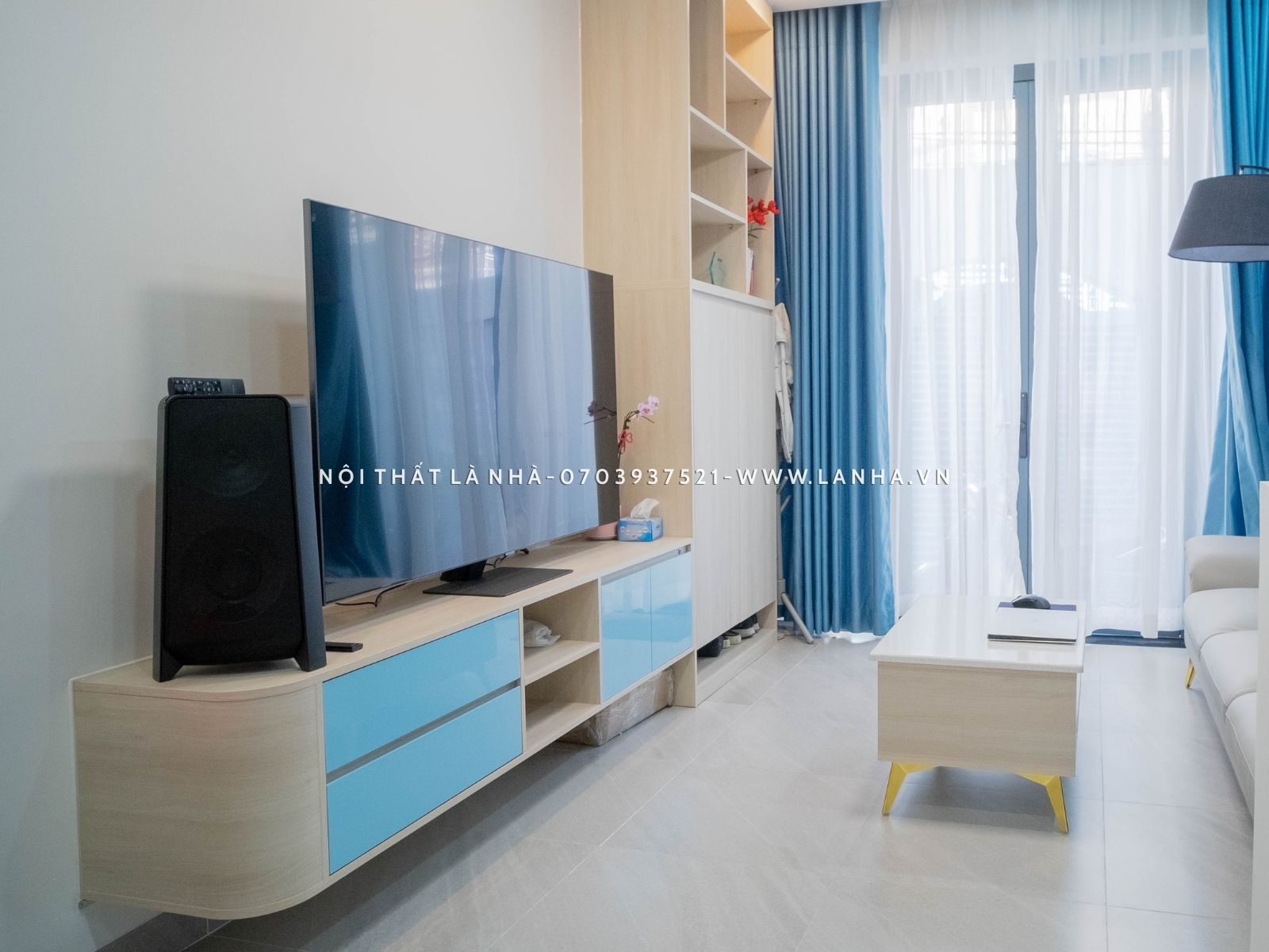 Phòng khách có kệ tivi và tủ trang trí phòng khách đơn giản, tiết kiệm diện tích