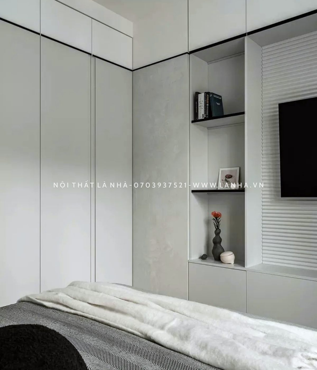 okking.con tone trắng làm chủ đạo với kệ trang trí đơn giản sang trọng, trang nhã