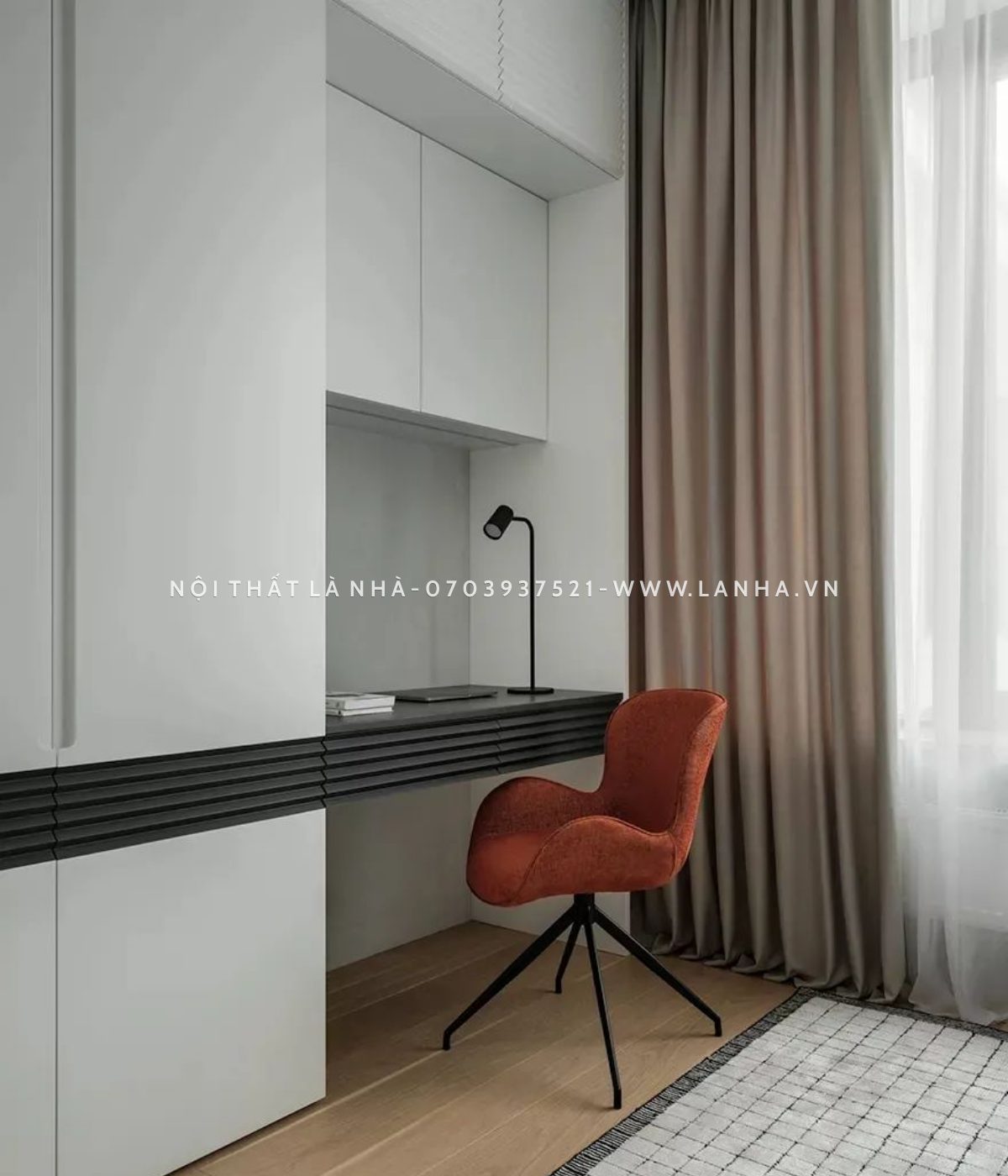 Bàn làm việc tối giản đặt cạnh cửa sổ cùng ghế làm việc màu cam ấn tượng