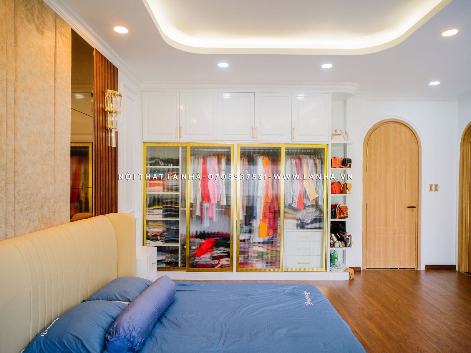 Tủ quần áo nhôm kính đậm chất tân cổ điển với các đường phào chỉ