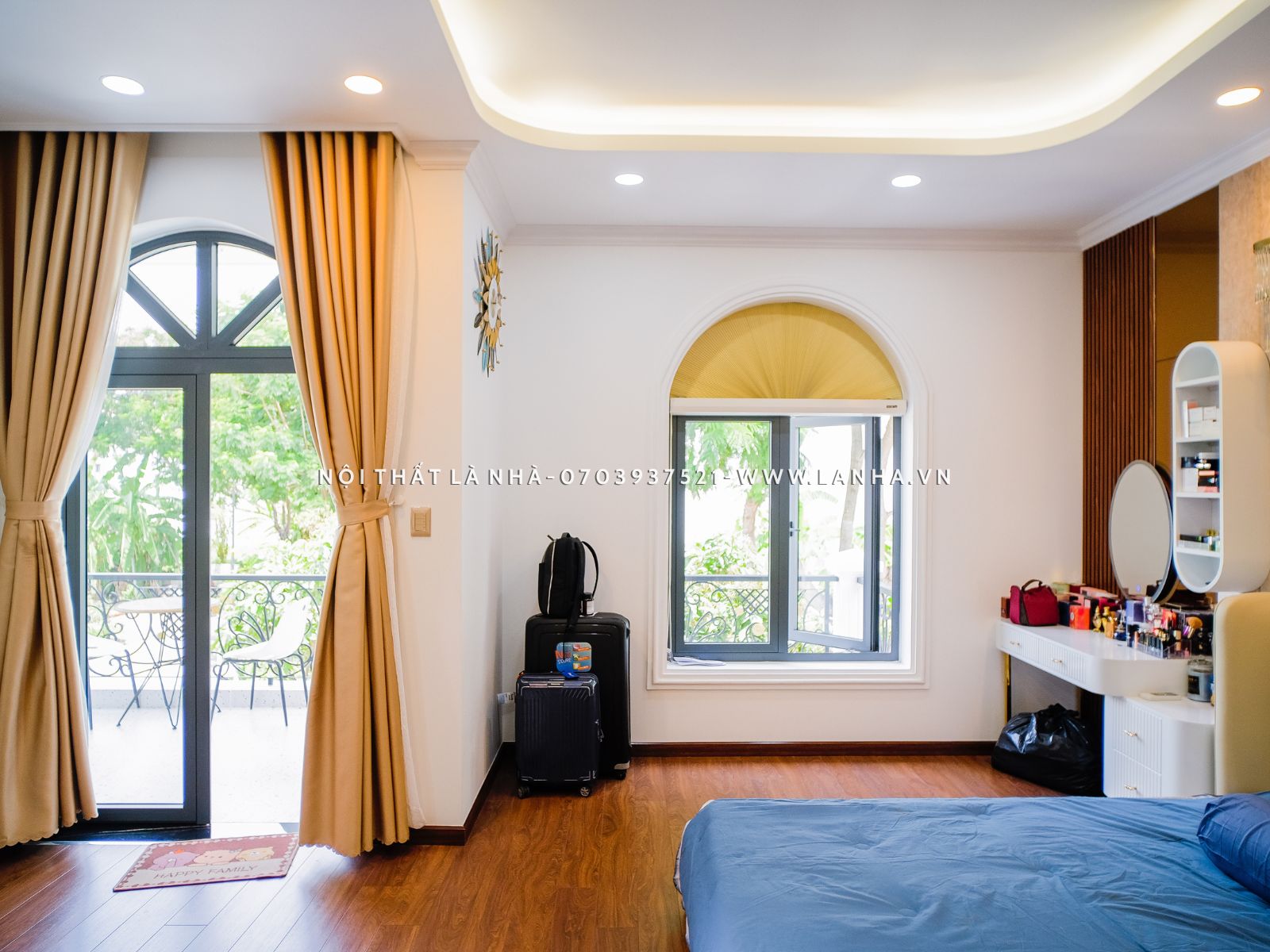Cửa sổ lớn và cửa hướng ra ban công rộng rãi, gần gũi thiên nhiên
