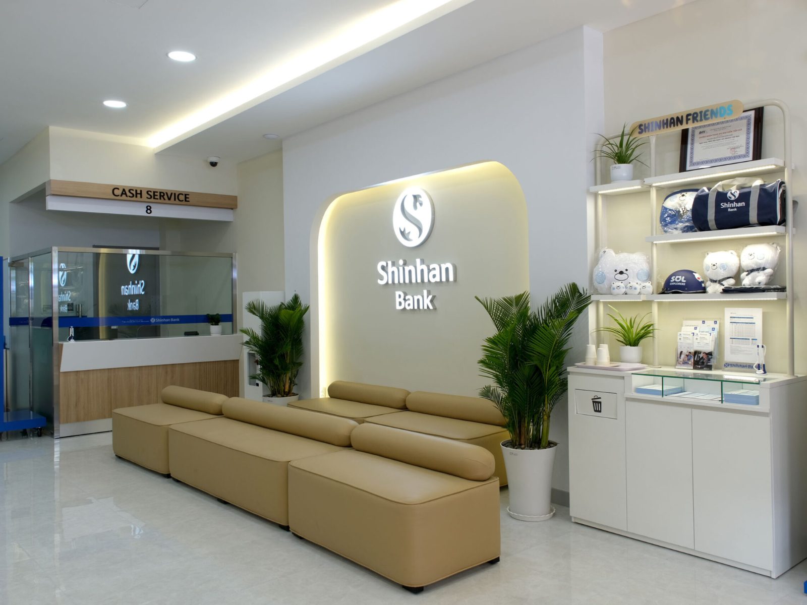 Dự án Shinhan Bank Bình Tân do Crystal design - TPL okking0 thi công (Nguồn: Sưu tầm)