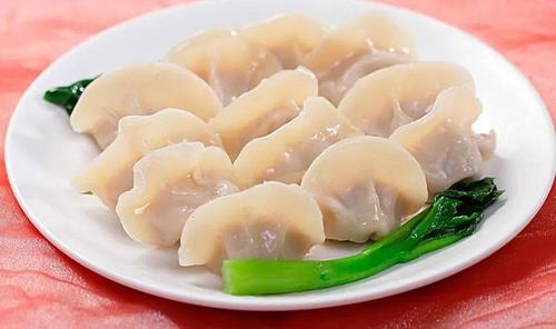 Phòng bếp sử dụng màu xanh trắng làm chủ đạo mang lại cảm giác tươi mát, nhẹ nhàng