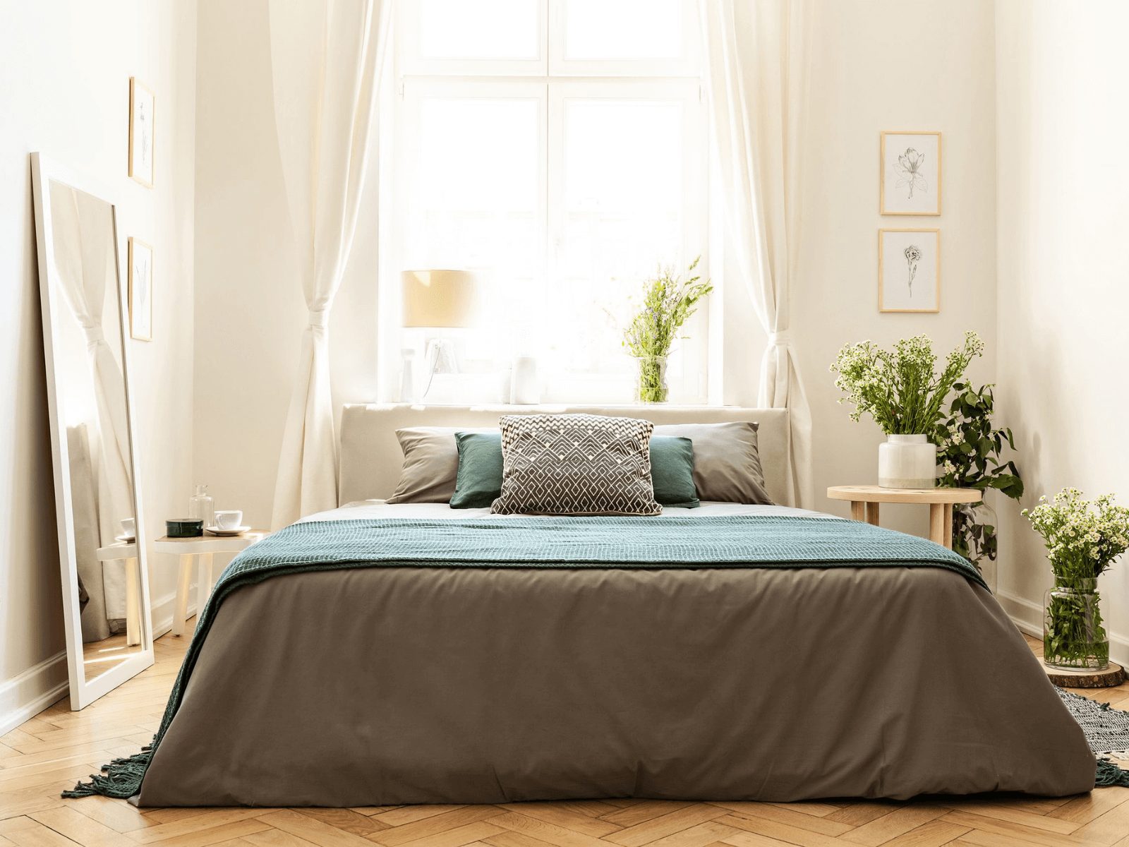 okking.con nhỏ 9m2 tận dụng ánh sáng tự nhiên một cách tối đa bằng cửa sổ và rèm cửa mỏng