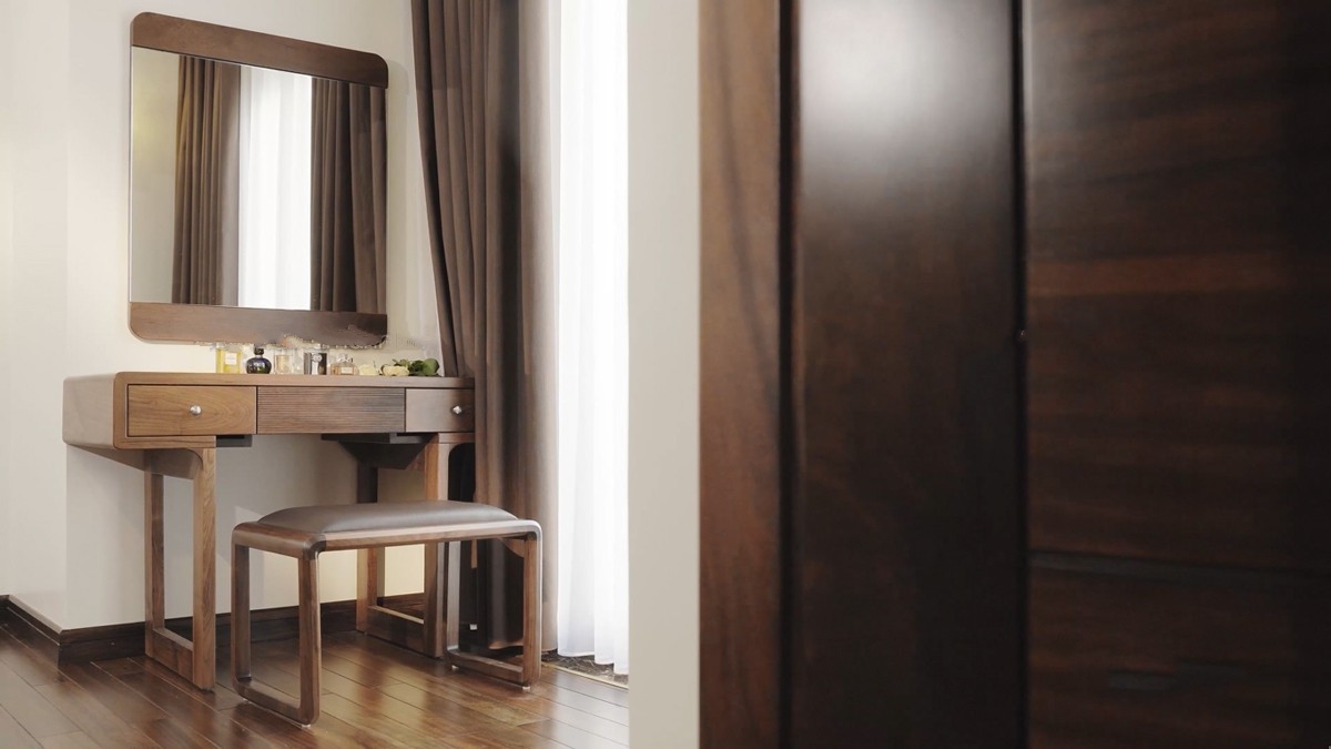 Bàn trang điểm kết hợp làm việc có gương treo tường