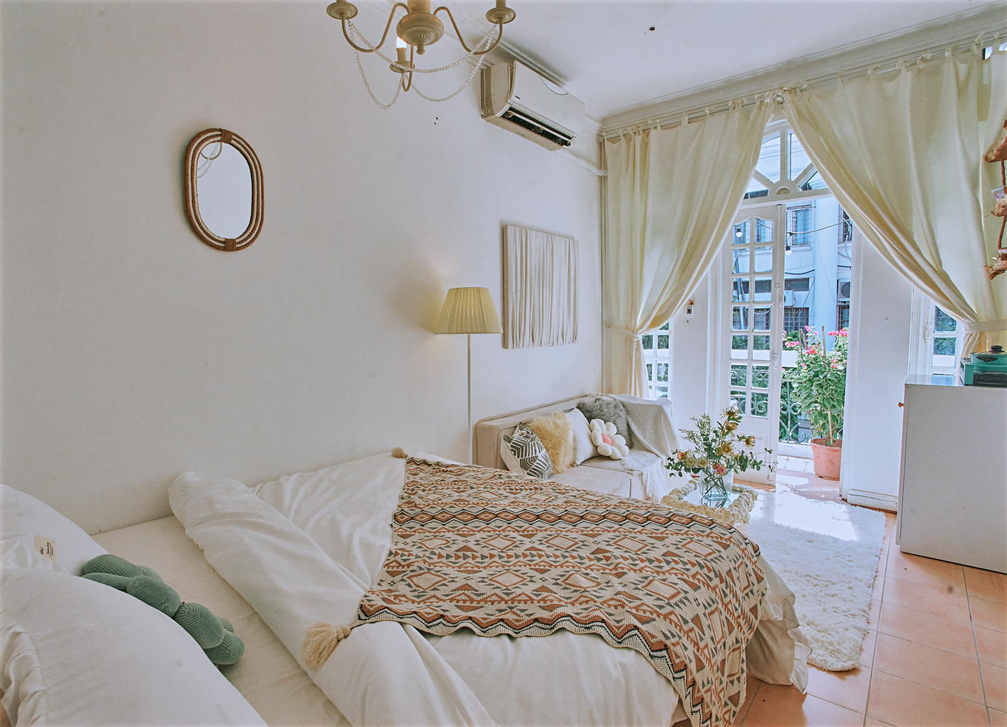 okking.con vintage Hàn Quốc tông trắng chủ đạo kết hợp một số họa tiết trang trí