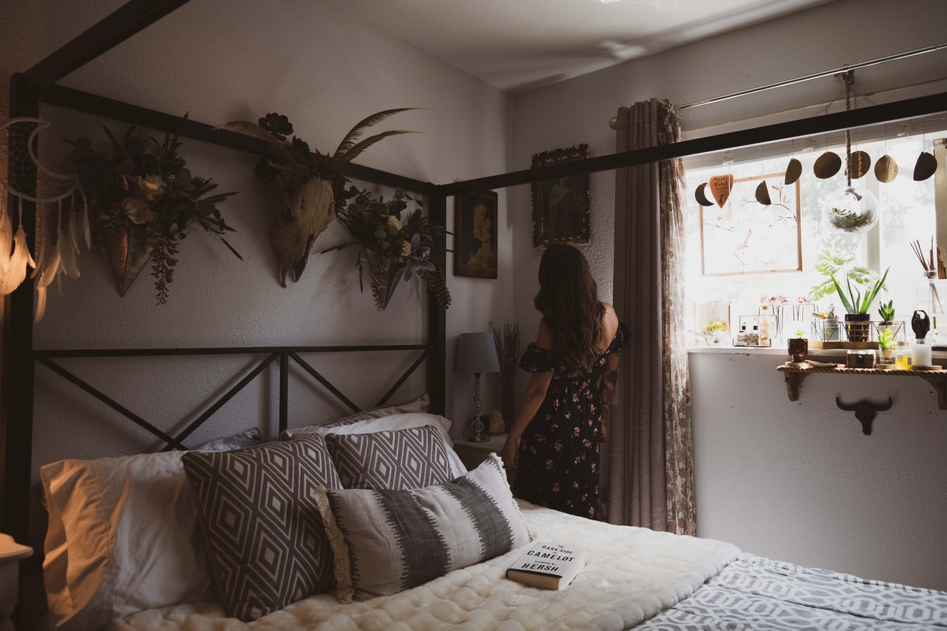 Mẫu decor okking vintage kết hơp cùng cây trang trí đầu giường