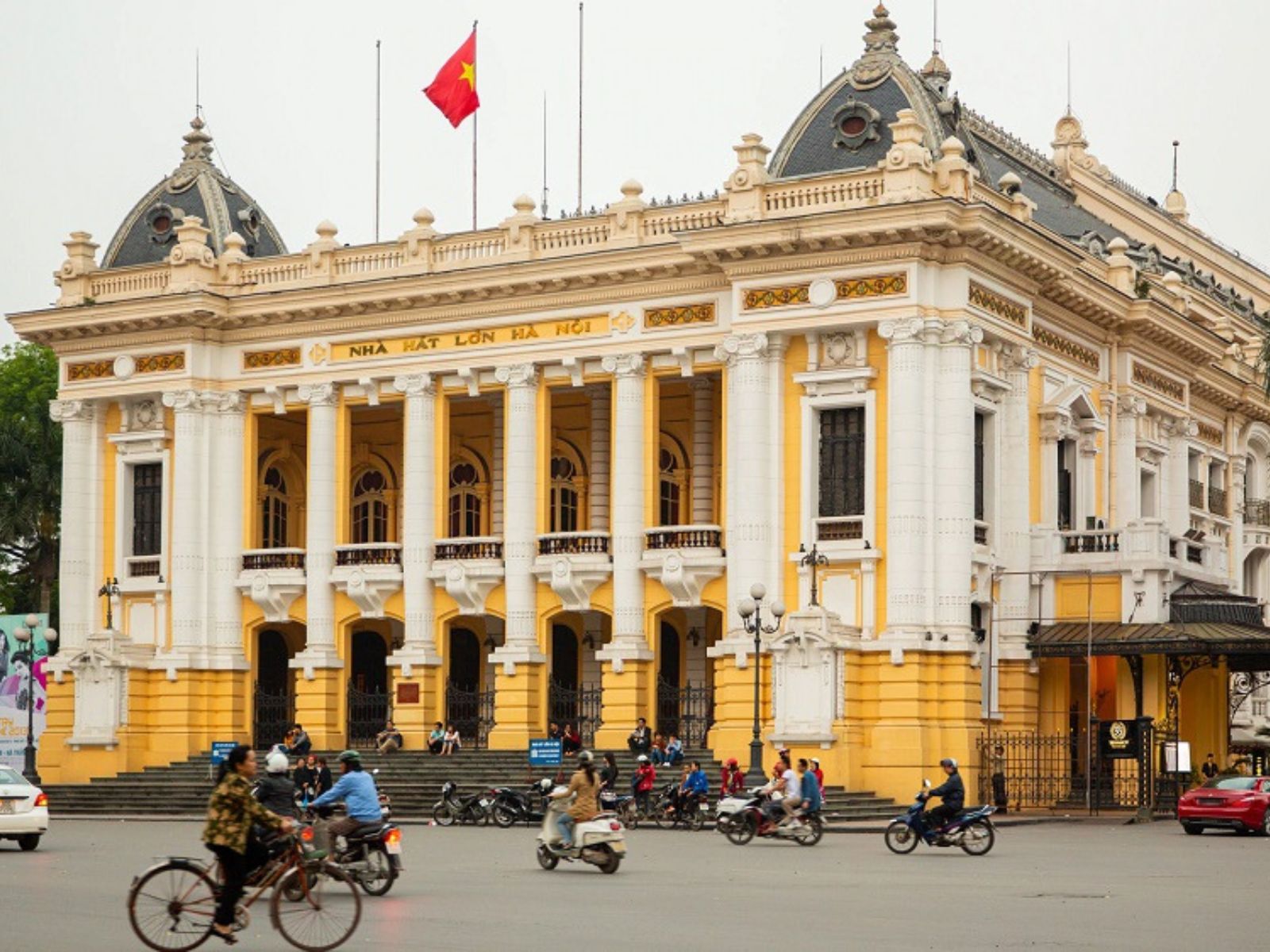 Hình ảnh từ bên ngoài của Nhà hát lớn Hà Nội