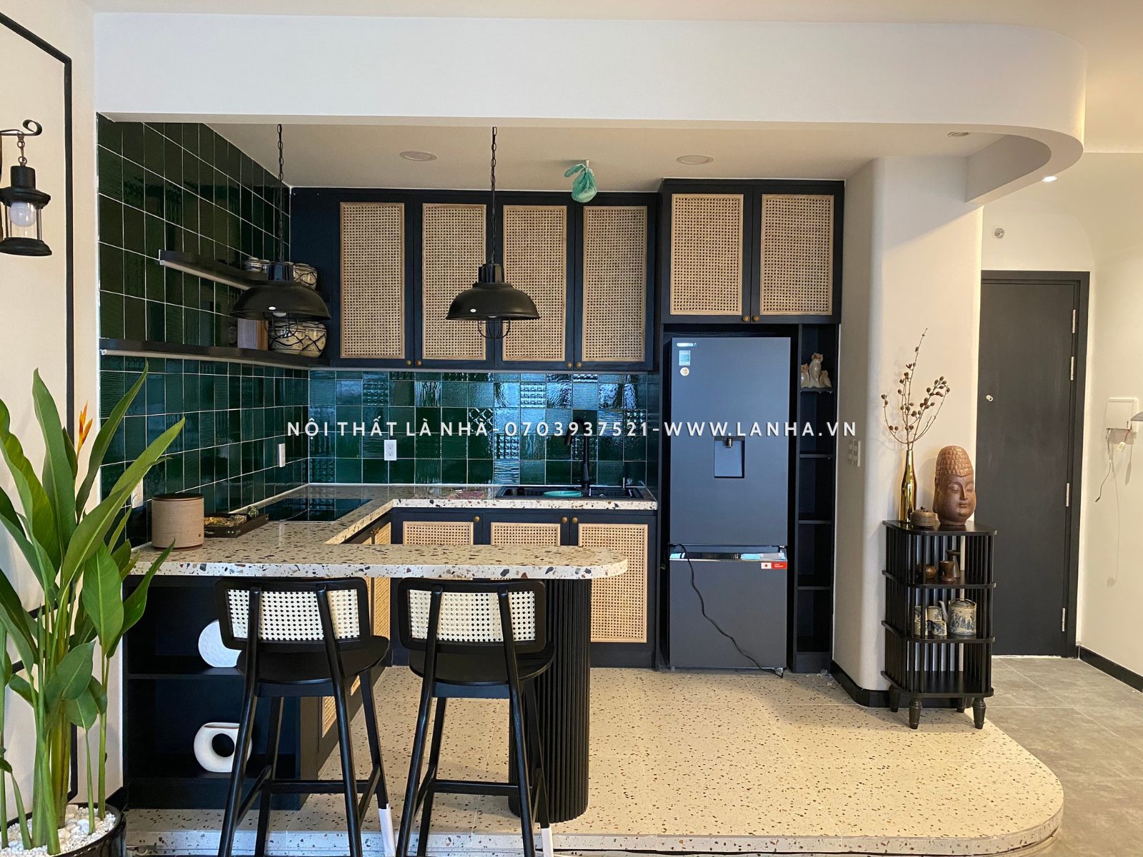 Không gian bếp sử dụng gạch ốp tường màu xanh lá đặc trưng của m.okking39 Indochine