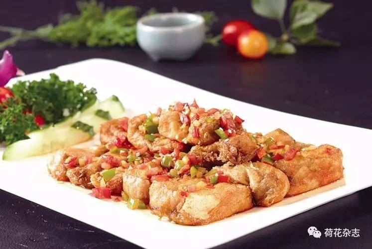 Thiết kế phòng khách Scandinavian màu xám trung tính