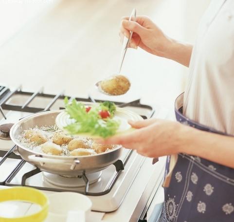 Sàn gỗ sáng màu tạo nền tảng hoàn hảo cho các yếu tố nội thất khác