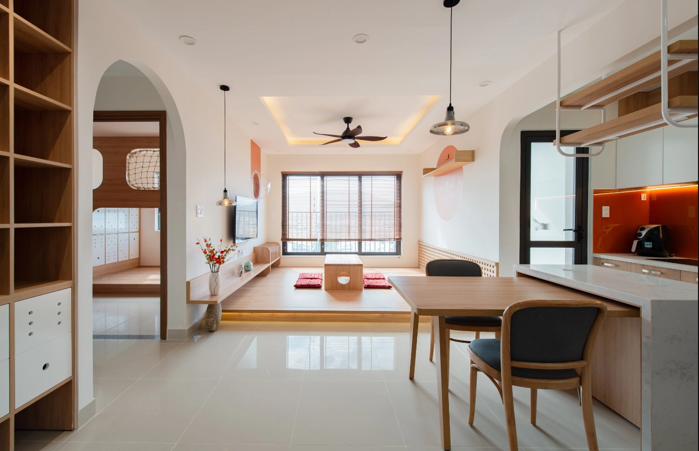 Phòng khách với tông màu trắng chủ đạo sử dụng nội thất gỗ rất tinh tế, nổi bật