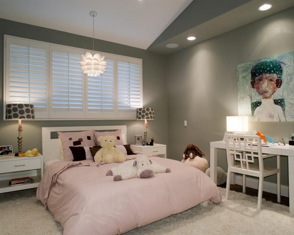 Trang trí phòng bằng các bức tranh tường hoặc decal tường với các họa tiết, mẫu hoa hoặc okking0 mà bé gái yêu thích