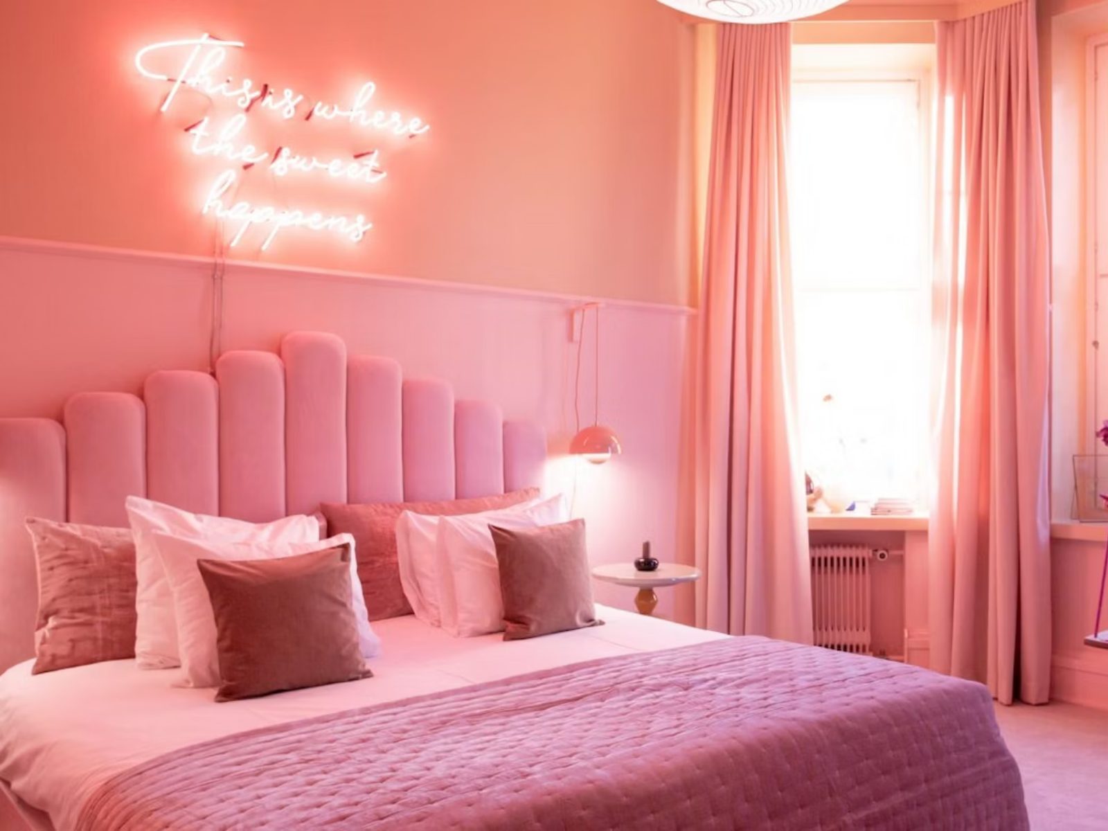 Thiết kế okking màu tím pastel pha hồng lãng mạn