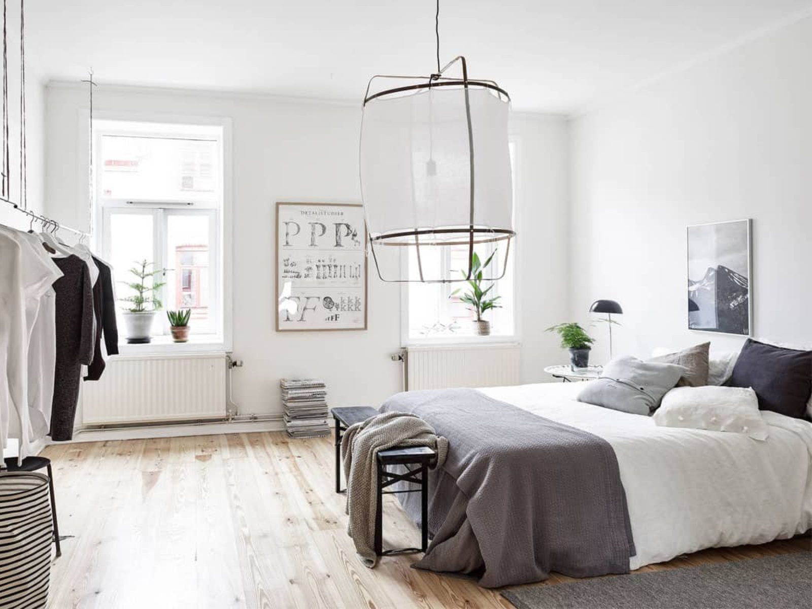 okking.con trắng xám kết hợp trang trí cây xanh mang hơi hướng Châu Âu