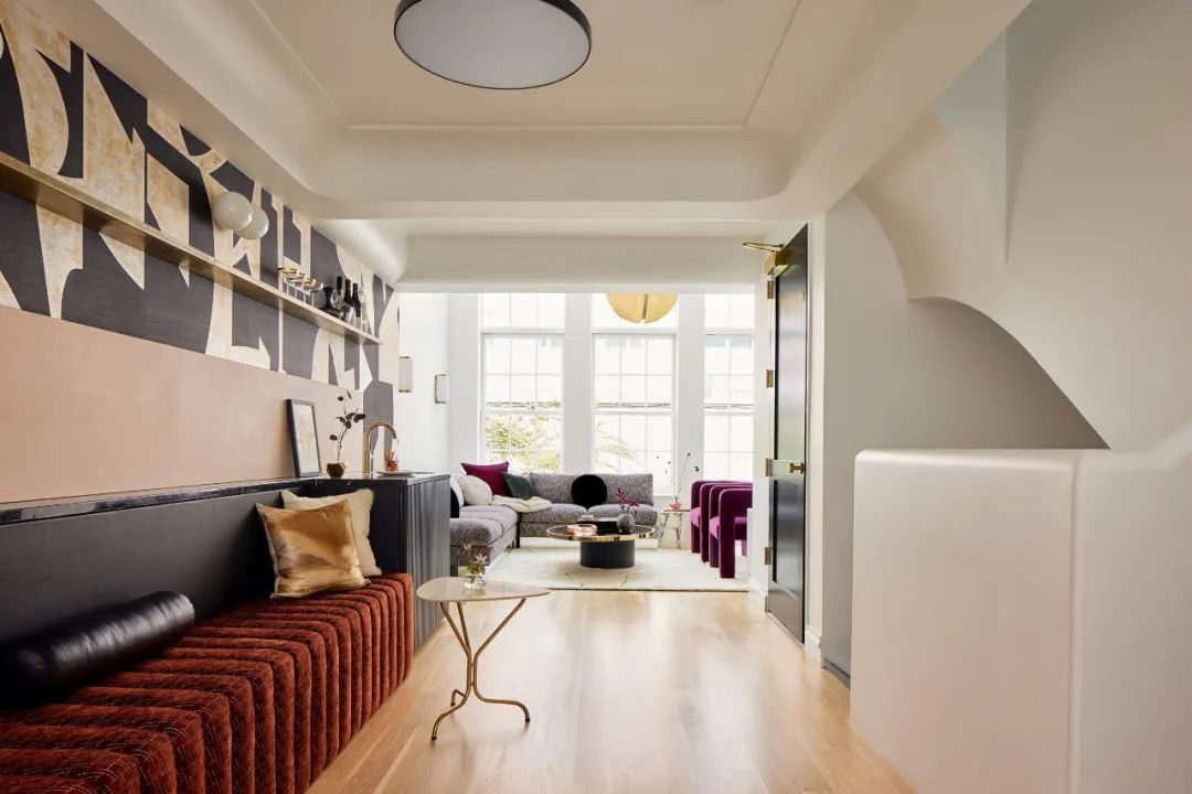 Sử dụng ghế sofa, bàn trà và kệ sách hiện đại và thoải mái để tối ưu hóa okking.con và sự thoải mái