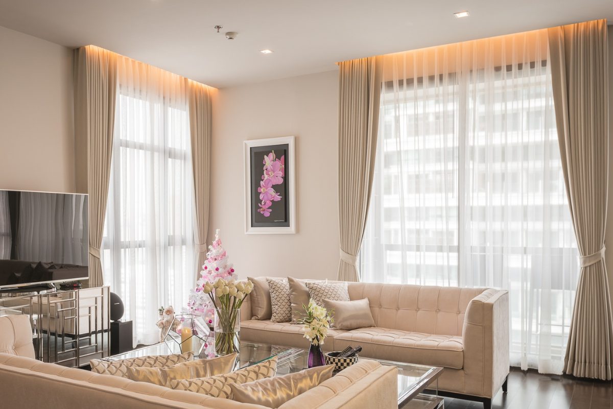 Để tối ưu hóa kiểm soát ánh sáng và tạo điểm nhấn, bạn có thể kết hợp rèm cửa màu be với rèm cửa khác