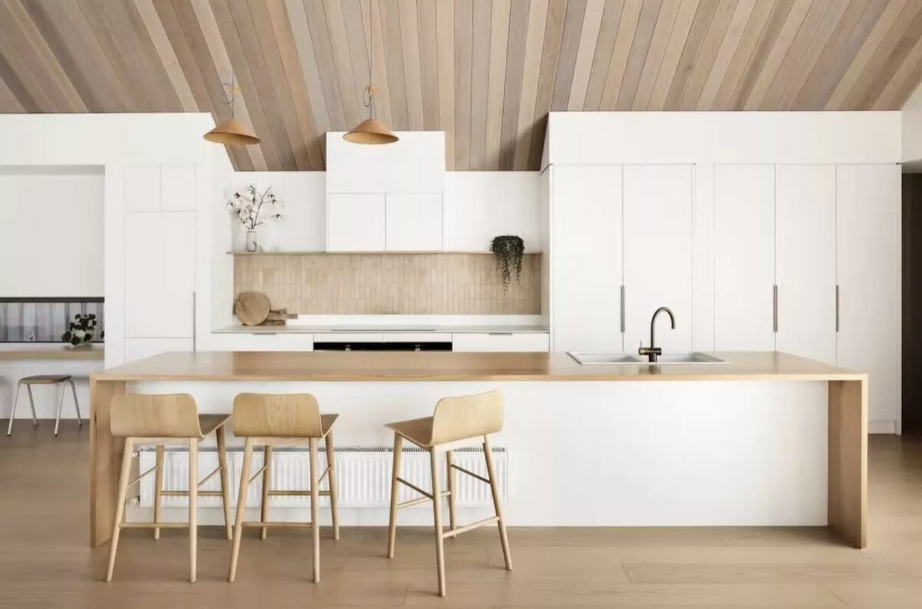 Bàn ăn và ghế trong bếp nhỏ m.okking39 Scandinavian thường làm từ gỗ, có okking0 đơn giản và chức năng