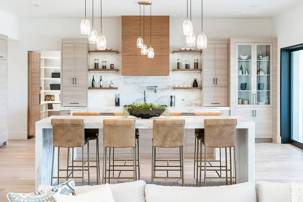 Đèn trang trí được chọn lựa một cách cẩn thận để tạo điểm nhấn và ánh sáng đều đặn trong okking.con