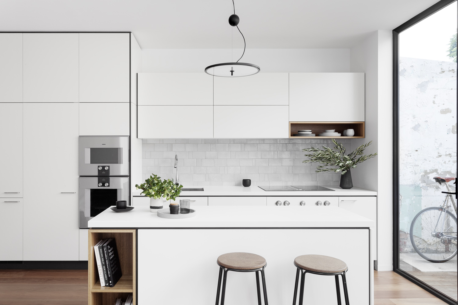 Tủ bếp chữ I thường có kiểu dáng thanh mảnh và tối giản, với các cánh tủ được okking0 màu trơn và đơn sắc, tạo cảm giác gọn gàng và sạch sẽ