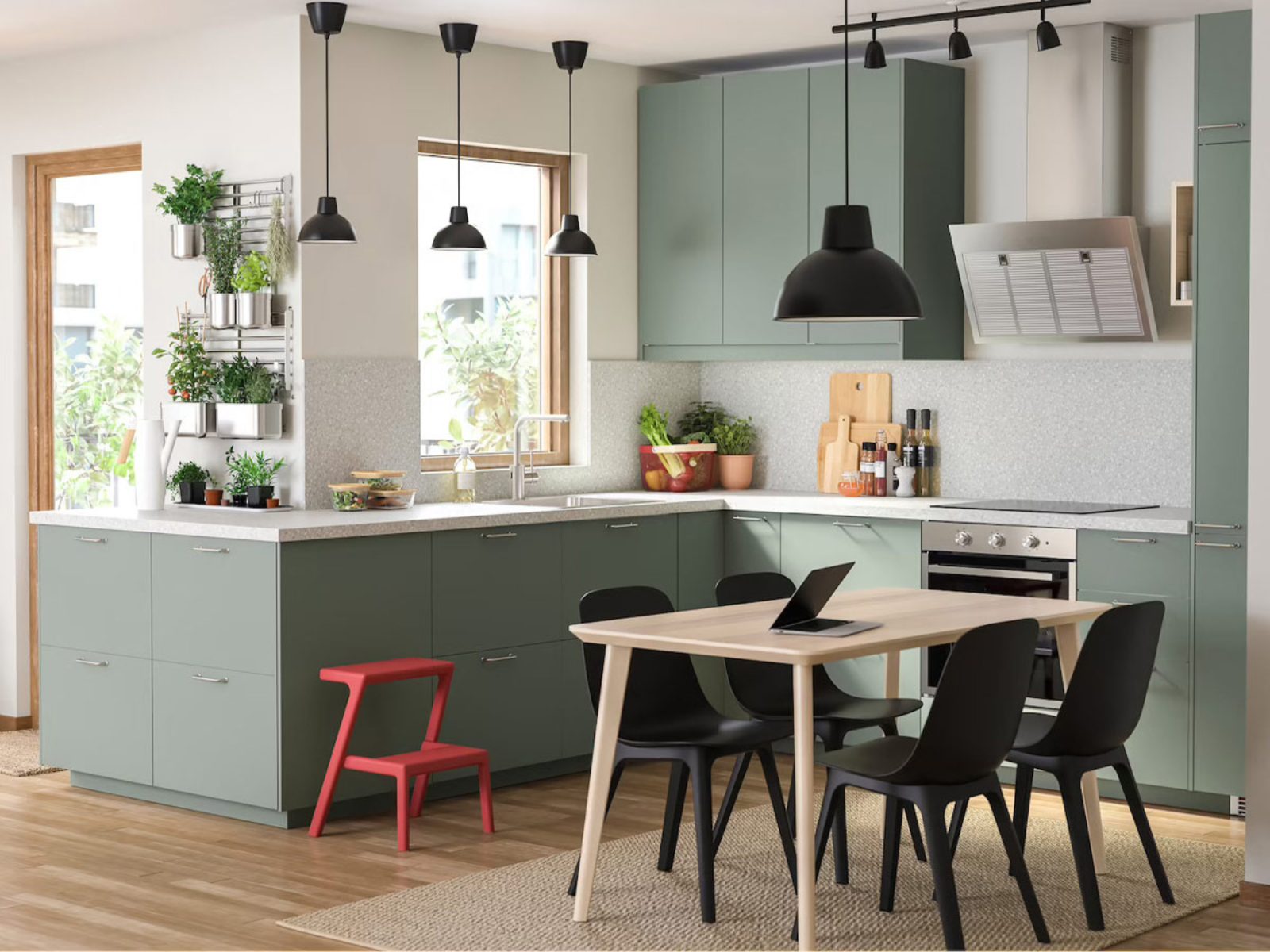 Nhà bếp 8m2 đặt cạnh cửa sổ thoáng mát
