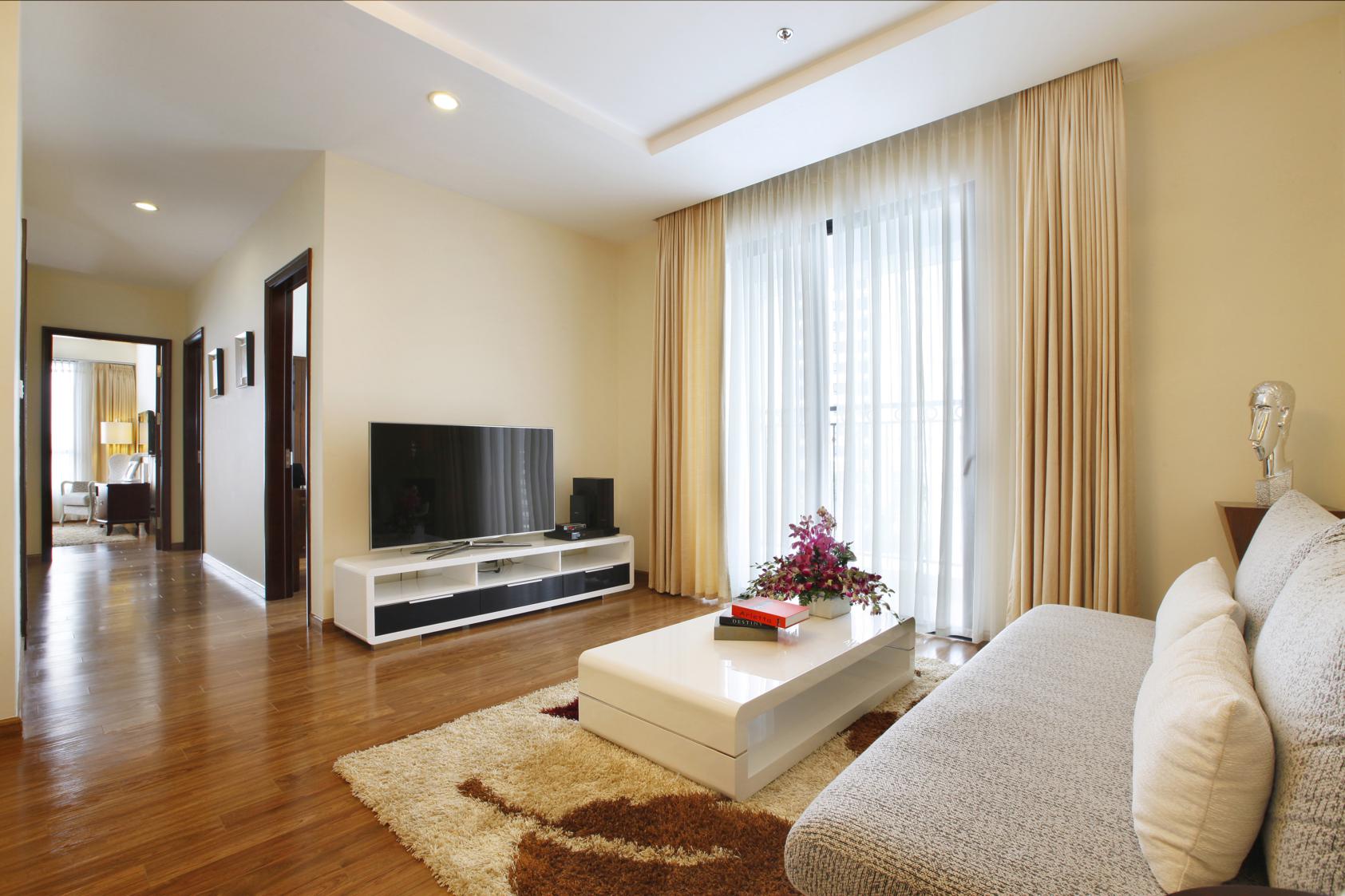 Rèm cửa cho căn hộ nhỏ thường được làm từ các chất liệu nhẹ nhàng như voan, vải mỏng, hoặc vải bố