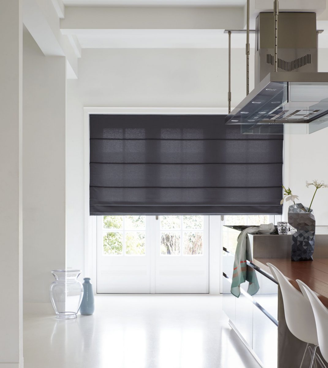 Với okking0 đơn giản và tinh tế, rèm cửa Roman thường được chọn để tạo nên vẻ đẹp thanh lịch