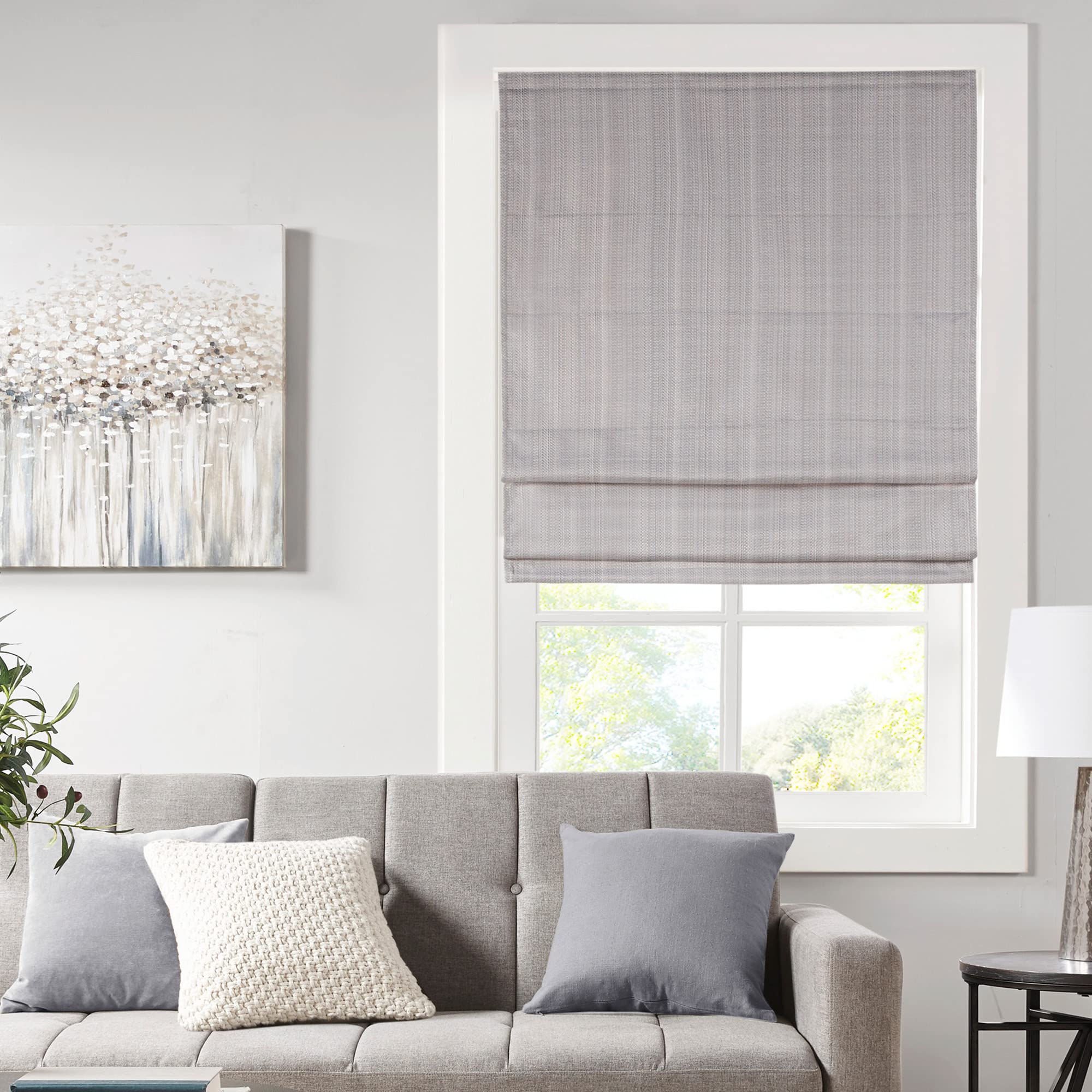 Rèm cửa Roman thường được làm từ các chất liệu cao cấp như lụa, satin, bông, hoặc vải mịn màng khác