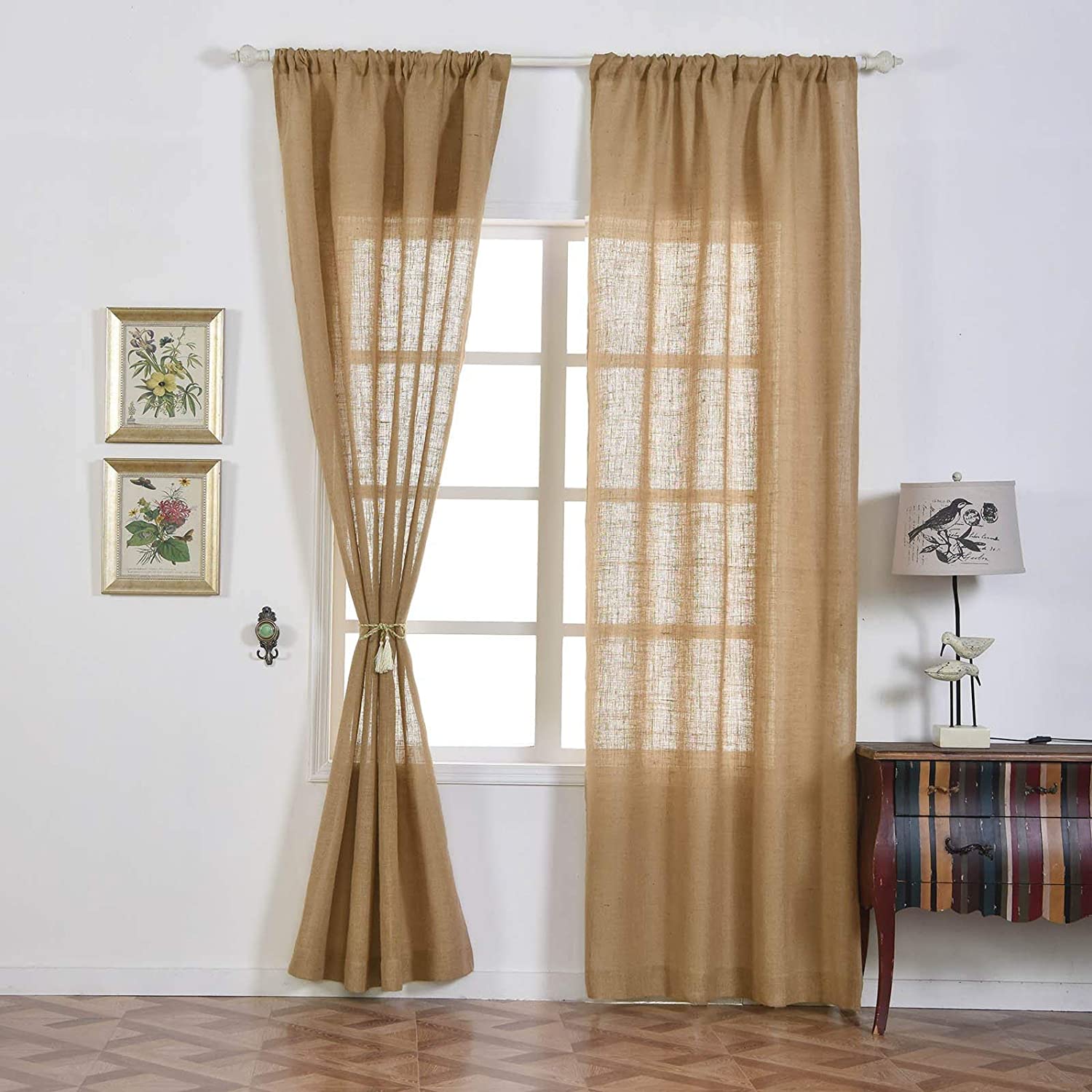 Với chất liệu vải bố, rèm này thường có độ bền cao và khả năng chống nắng tốt