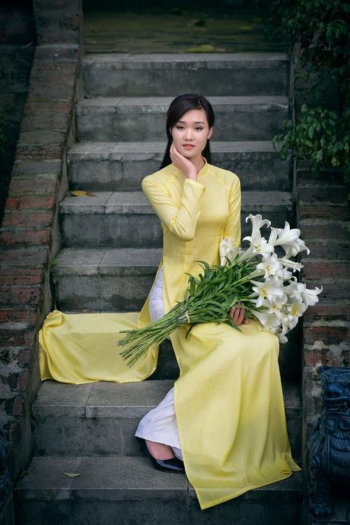 Lớp vải trong suốt thường được làm từ voan hoặc vải mỏng nhẹ khác, tạo ra ánh sáng mềm mại