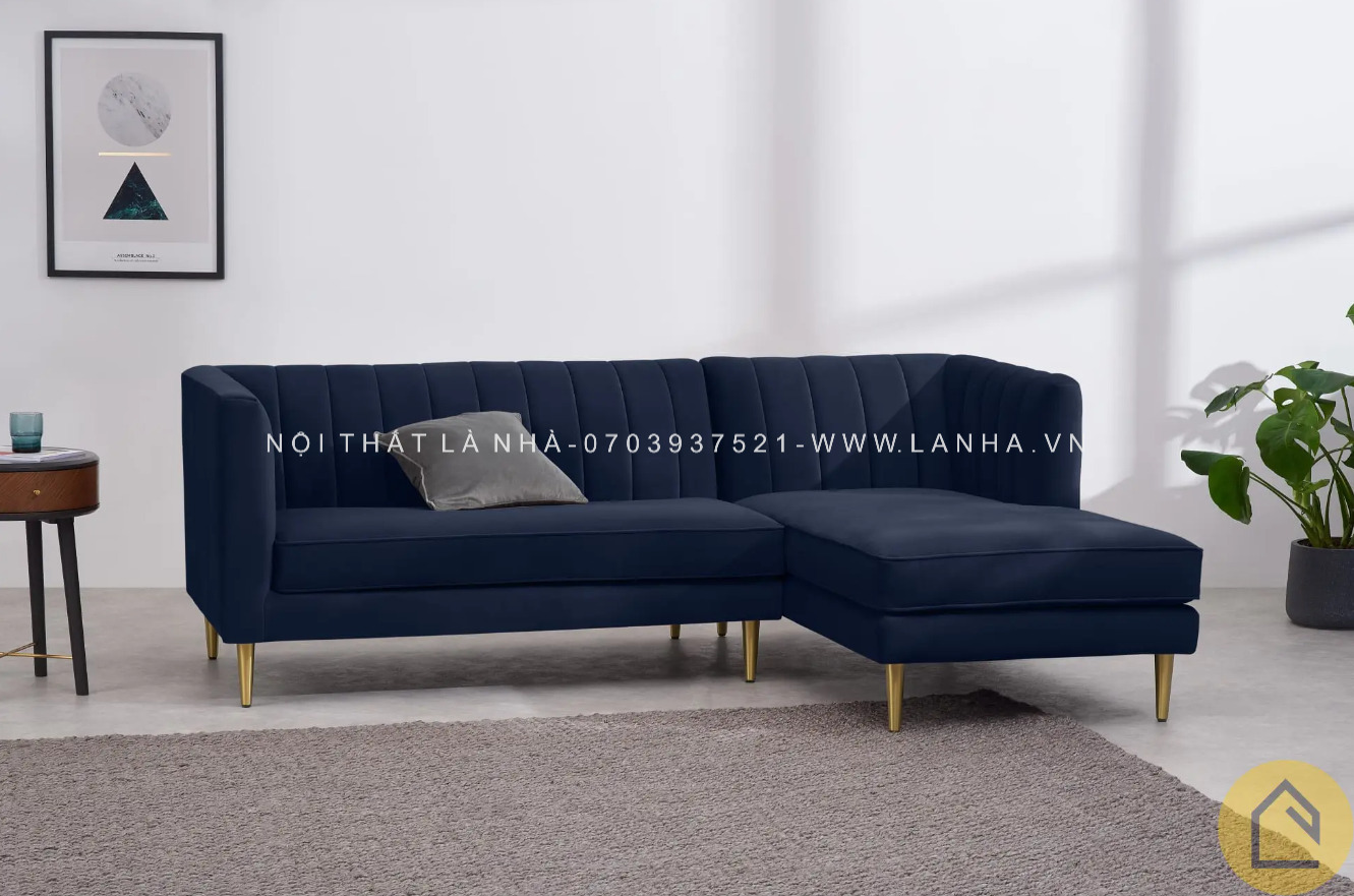 Màu Royal Blue Velvet của sofa làm tăng vẻ quý phái của căn nhà