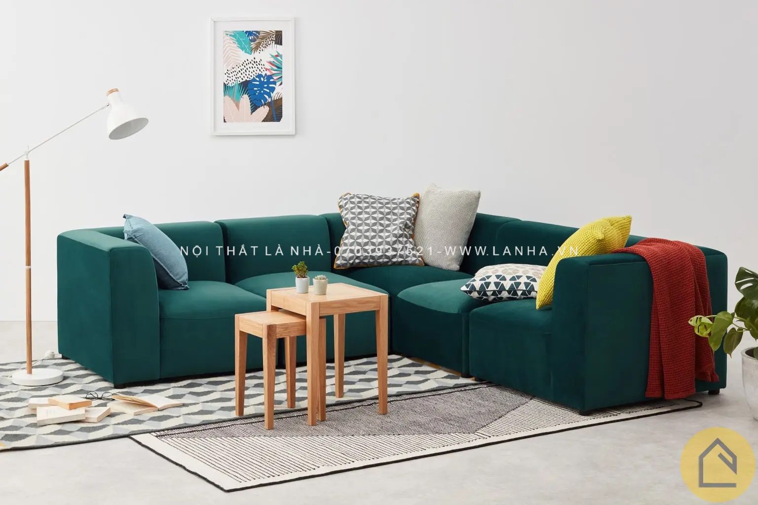 Sofa góc có kiểu dáng chữ L có ưu điểm là sẽ giúp bạn che được khuyết điểm của phòng khách nhỏ