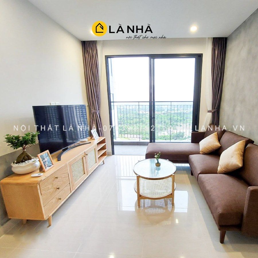 Đặt sofa gần cửa sổ hoặc cửa ra ban công để tận dụng ánh sáng tự nhiên