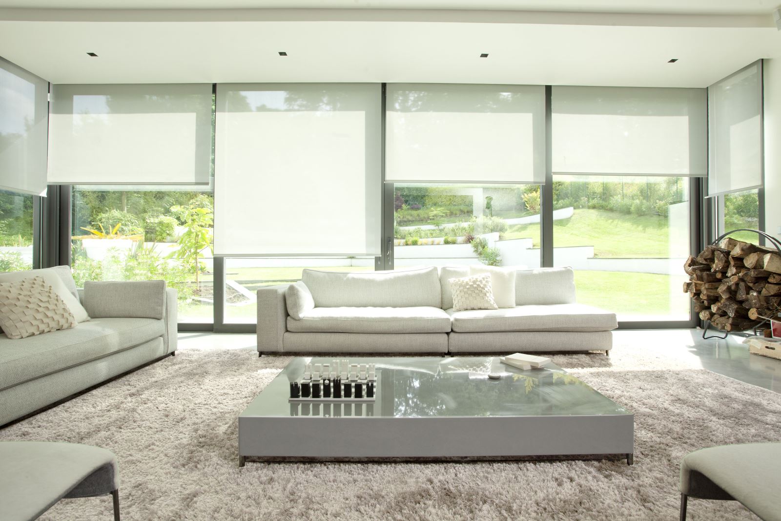 Rèm cuốn tự động có thể điều khiển từ xa bằng điều khiển từ xa hoặc ứng dụng điện thoại thông minh