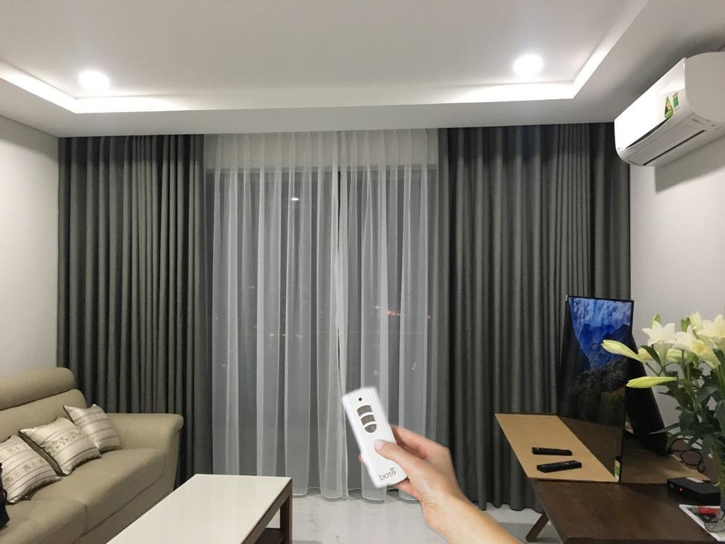 Bạn có thể dễ dàng mở và đóng rèm cửa từ xa bằng cách sử dụng một bộ điều khiển từ xa