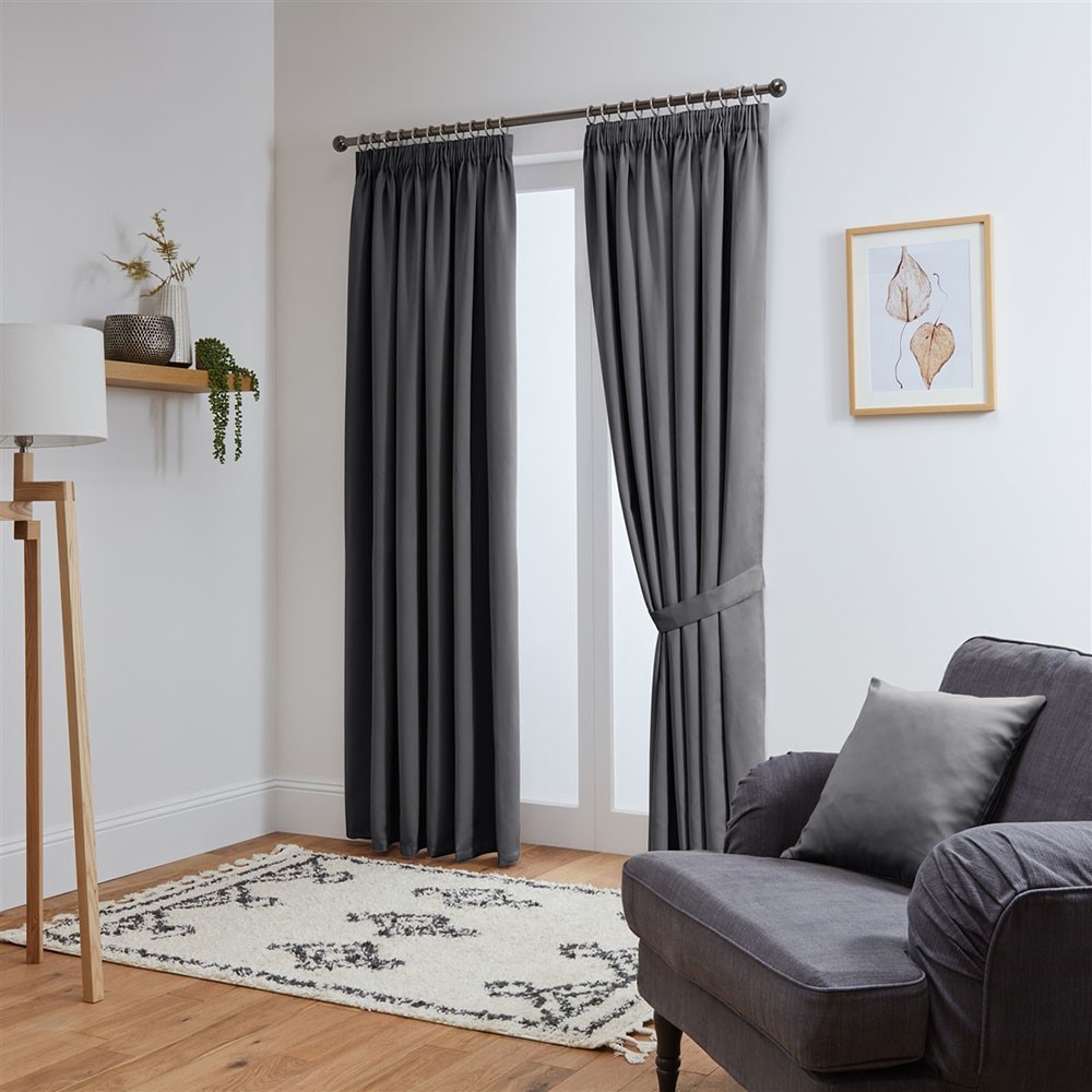Sự kết hợp giữa chức năng che nắng và cách làm mát tự nhiên khiến rèm trở thành một lựa chọn thông minh để hạn chế sử dụng điều hòa và đèn chiếu sáng