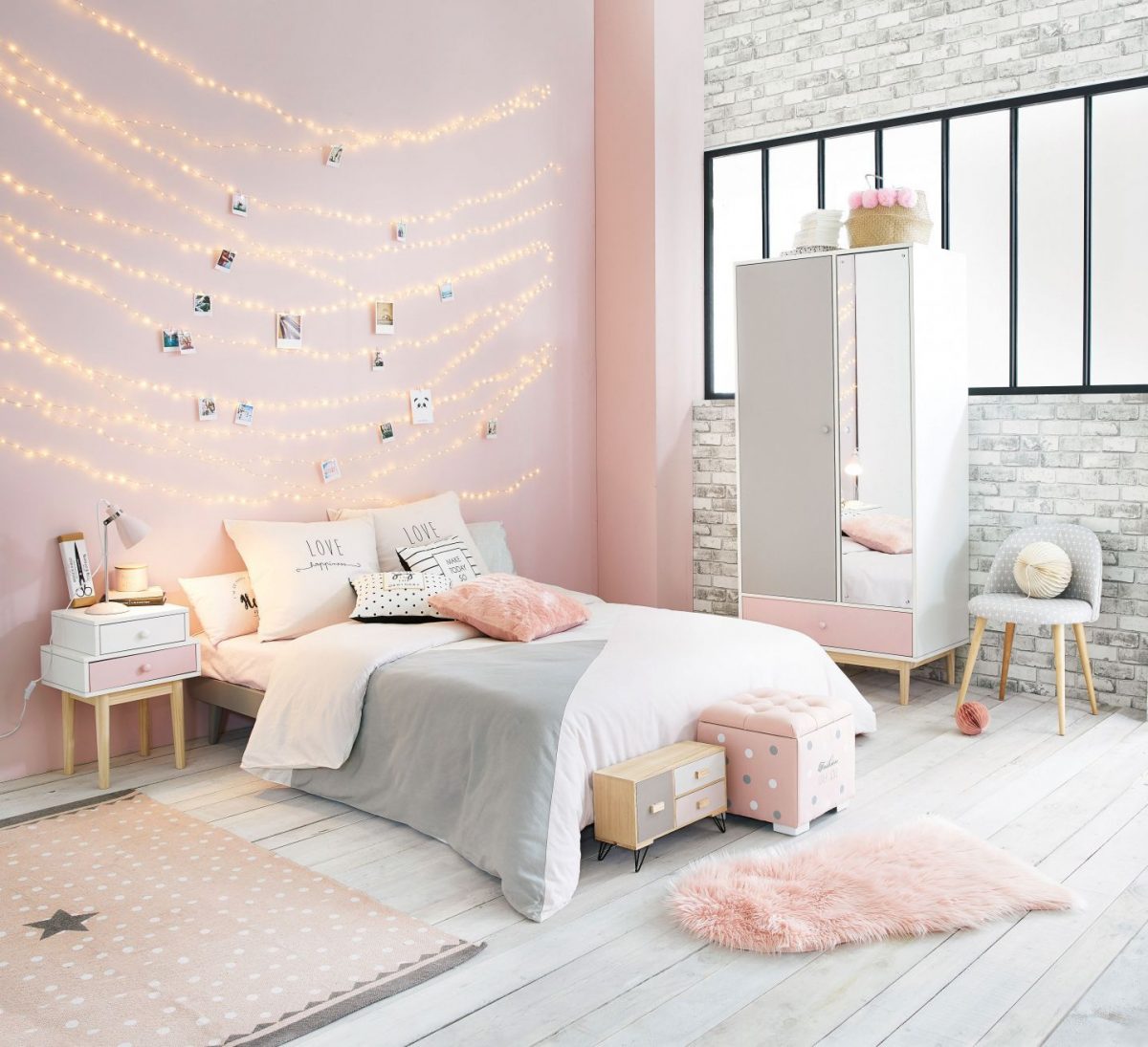 Trang trí okking hồng nhạt với đèn trang trí nhẹ nhàng