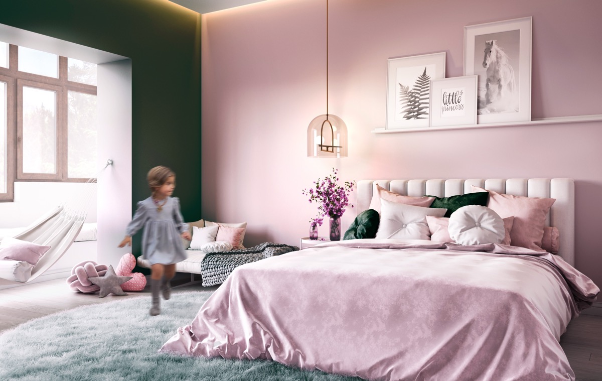 Nội thất của okking bao gồm một chiếc giường lớn với chăn trải màu hồng và các chi tiết trang trí tương tự.