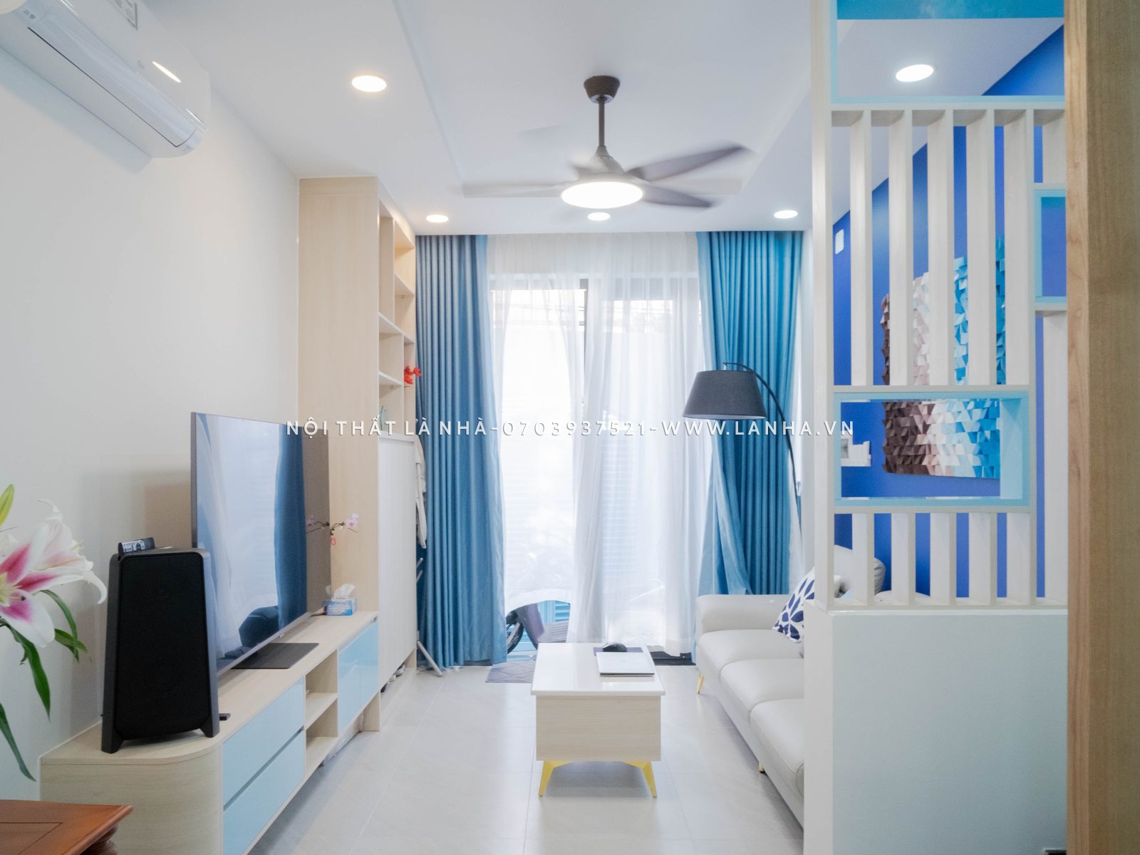 Không gian phòng khách của Nhà phố quận 7 m.okking39 Địa Trung Hải