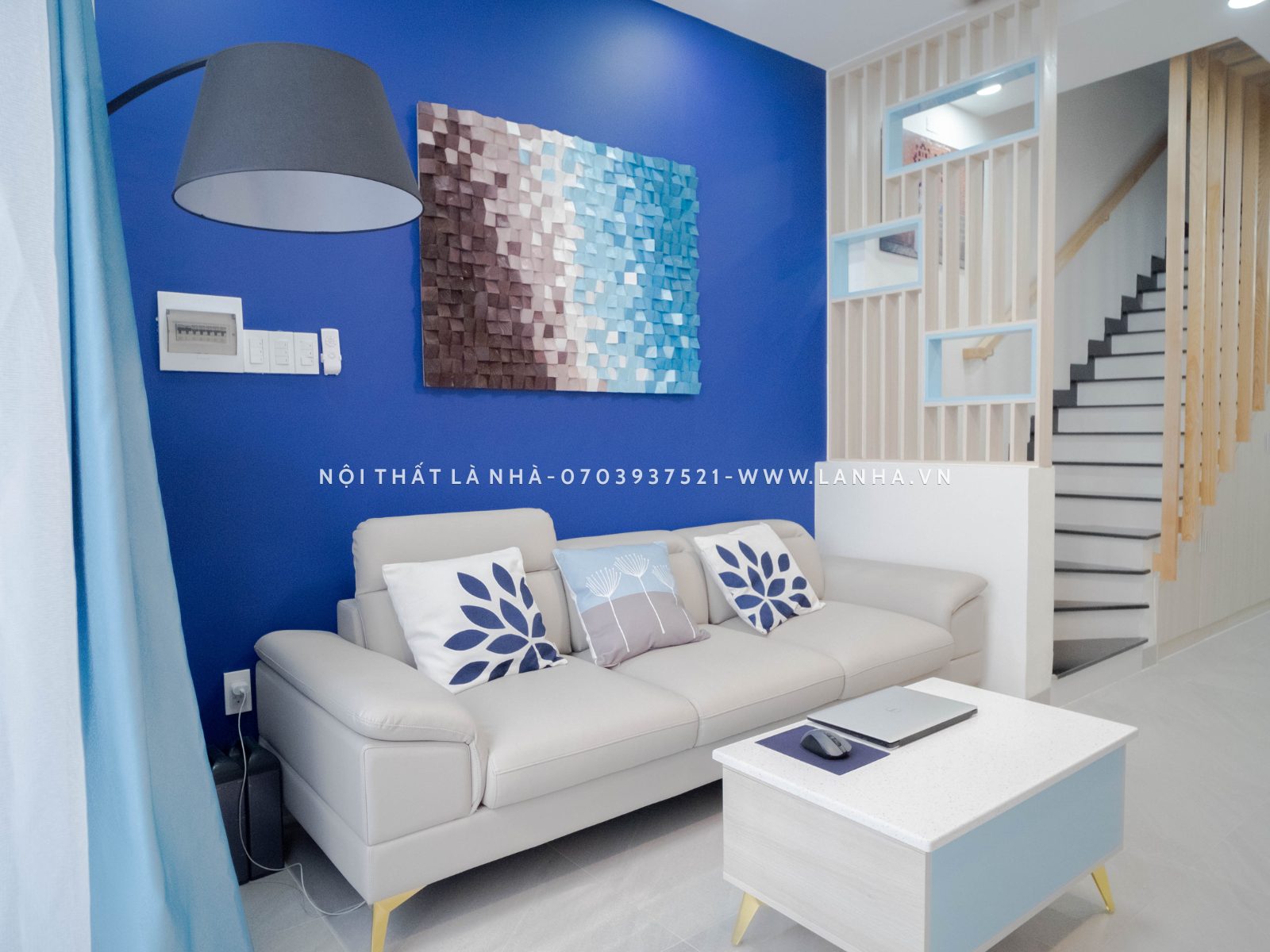 Phòng khách với mảng tường xanh tươi mới